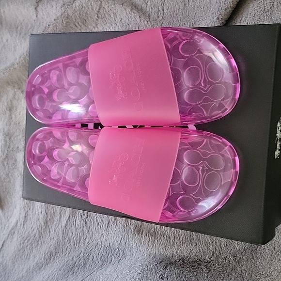 Brand new Coach slides - Picture 1 of 4